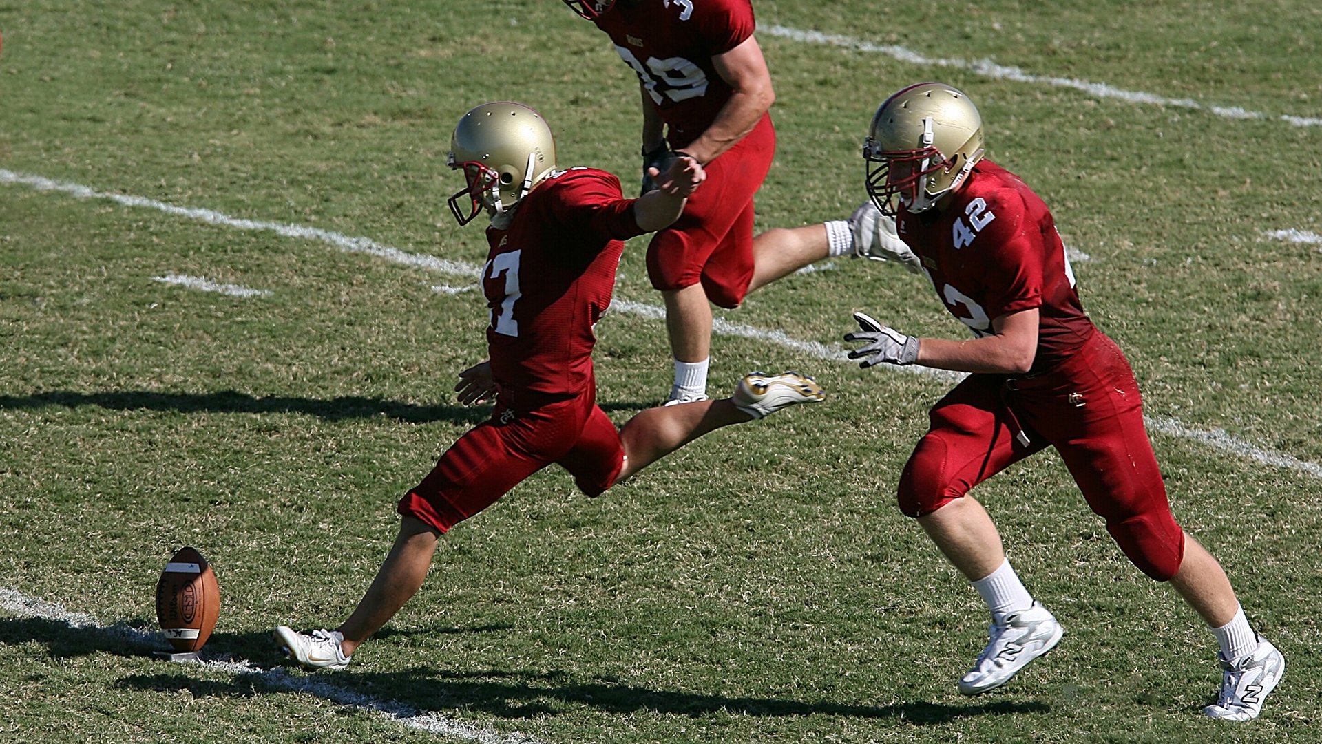 全国冰球联赛季后赛开打 北方球队展现强势主场气场